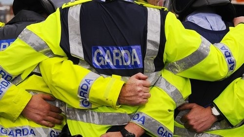 Garda_Linking_Arms